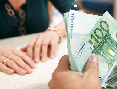 Ανακοινώθηκε το «χαράτσι» για τις συναλλαγές στα γκισέ των τραπεζών